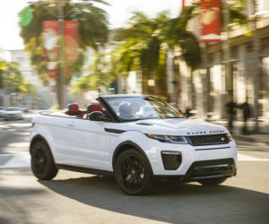 Dzieczyna Bonda Naomie Harris pozuje z Range Roverem Evoque kabrio 
