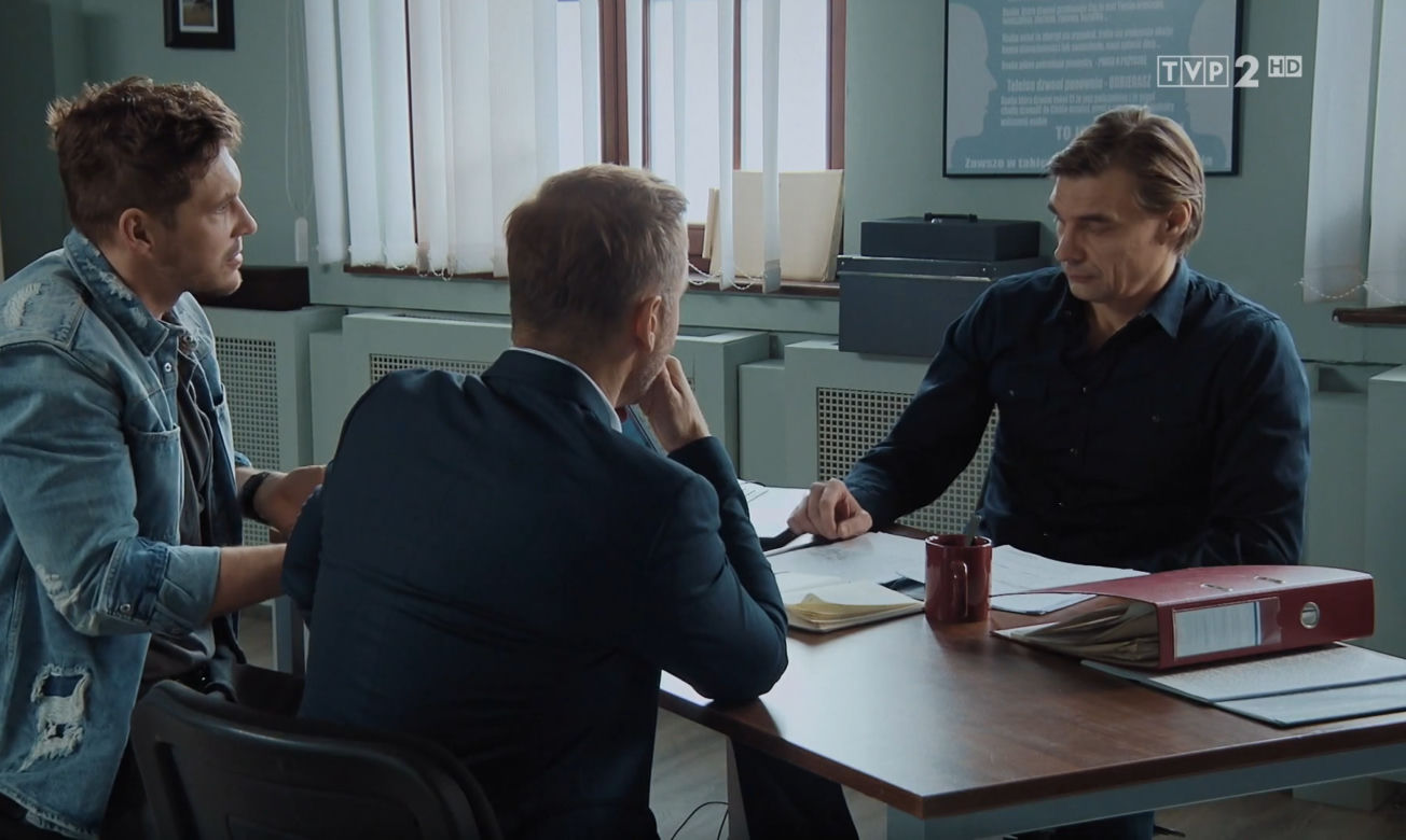 M jak miłość, odcinek 1591, Marcin (Mikołaj Roznerski), Andrzej (Krystian Wieczorek), policjant
