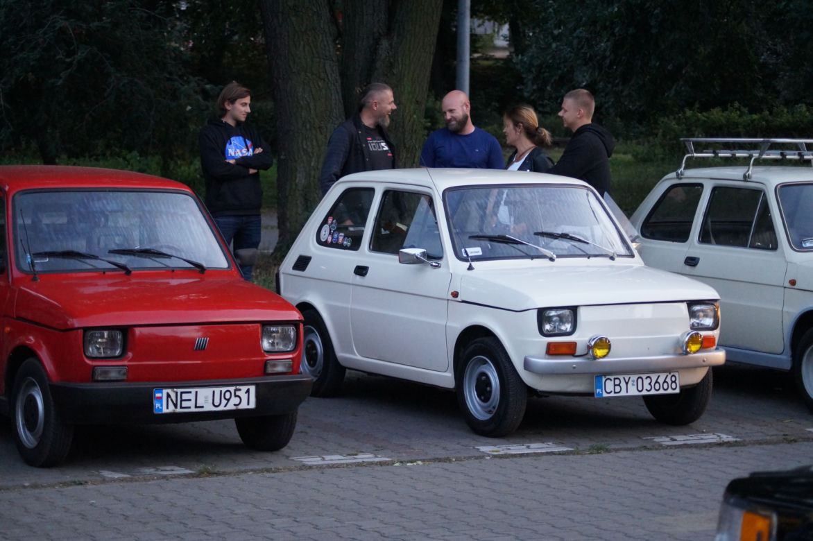 Bydgoskie Klasyki Nocą. Wyjątkowe auta zaparkowały pod Trobydem [ZDJĘCIA]