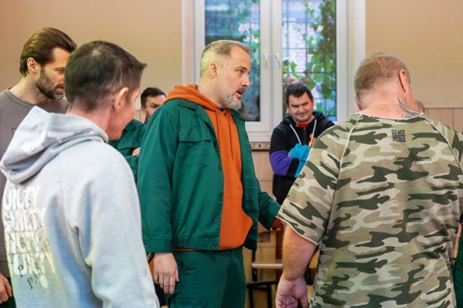 Pierwsza miłość, odcinek 4171. więźniowie w więzieniu Bartka (Rafał Kwietniewski)