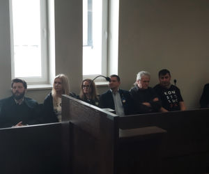 Były okrzyki i wuwuzele, takie nasze prawo. Sąd umorzył postępowanie 