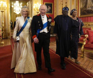 Wszyscy mówią o księżnej Kate. Na głowie ma tiarę Diany, w uszach kolczyki zmarłej królowej