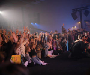 Roxie Węgiel z gołym brzuchem śpiewa dla najmłodszych