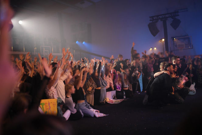 Roxie Węgiel z gołym brzuchem śpiewa dla najmłodszych