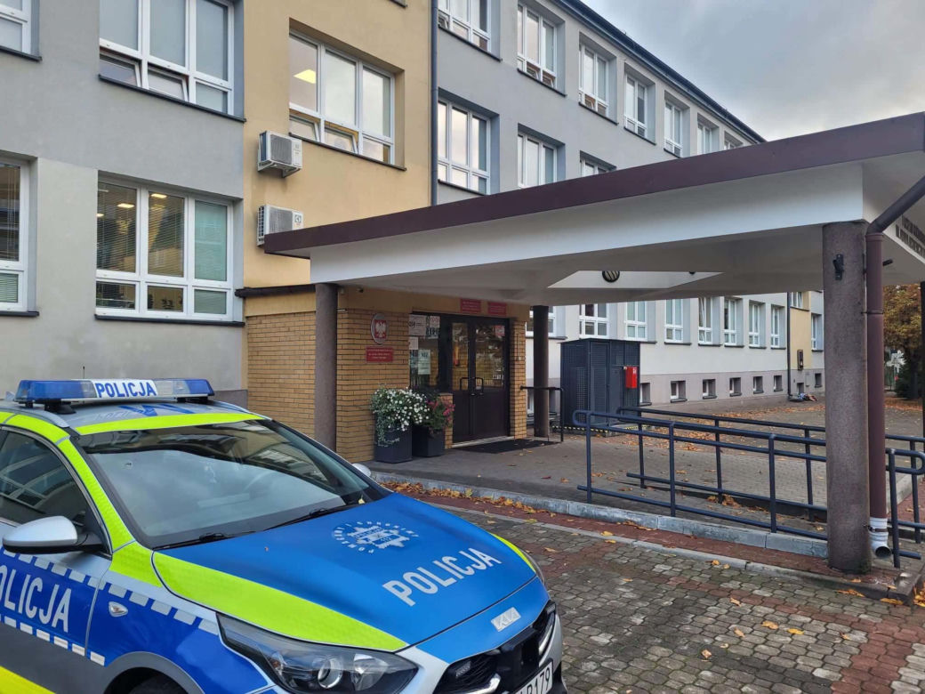 Radiowozy przed szkołami w Podlaskiem. Policja uspokaja rodziców i uczniów