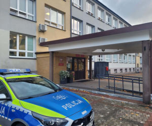 Radiowozy przed szkołami w Podlaskiem. Policja uspokaja rodziców i uczniów