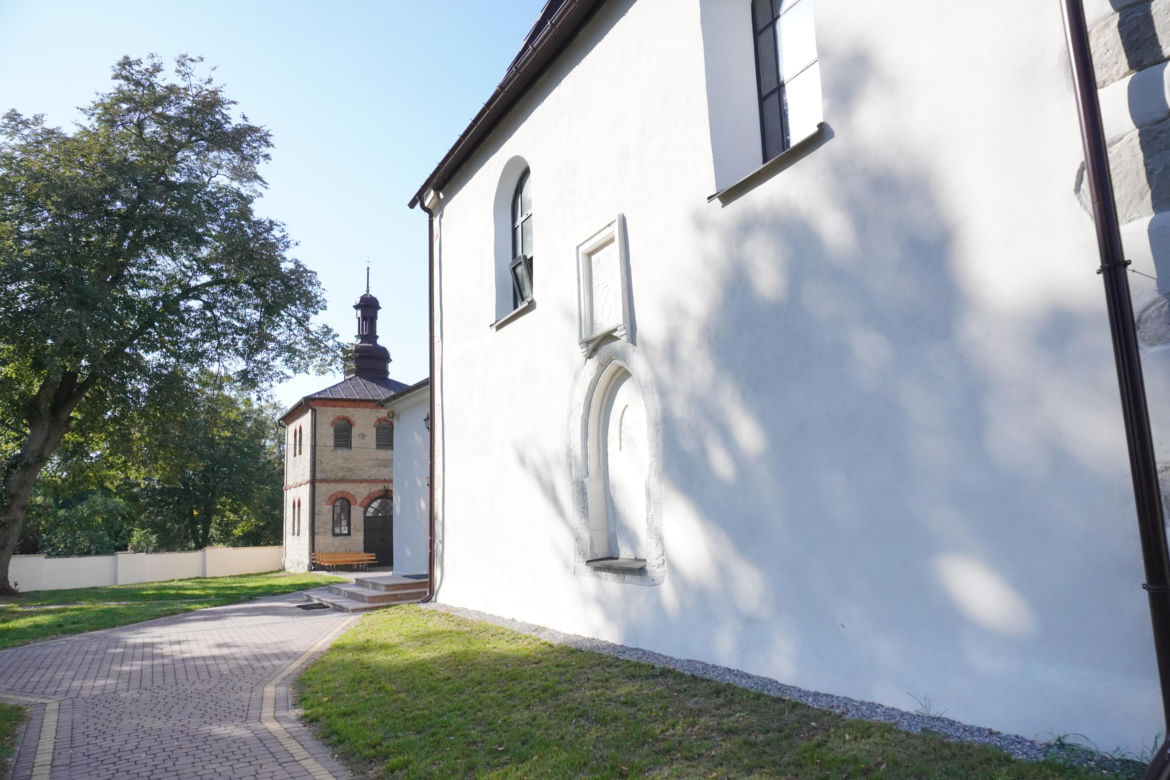 Ta mała wieś skrywa niezwykłą historię. Świątynia stoi tu od 1362 roku