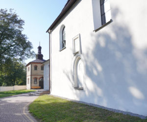 Ta mała wieś skrywa niezwykłą historię. Świątynia stoi tu od 1362 roku