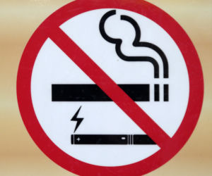 Nikotynowa prohibicja? 8 państw Unii Europejskiej chce zakazać sprzedaży saszetek z nikotyną i e-papierosów