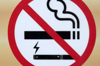 Nikotynowa prohibicja? 8 państw Unii Europejskiej chce zakazać sprzedaży saszetek z nikotyną i e-papierosów