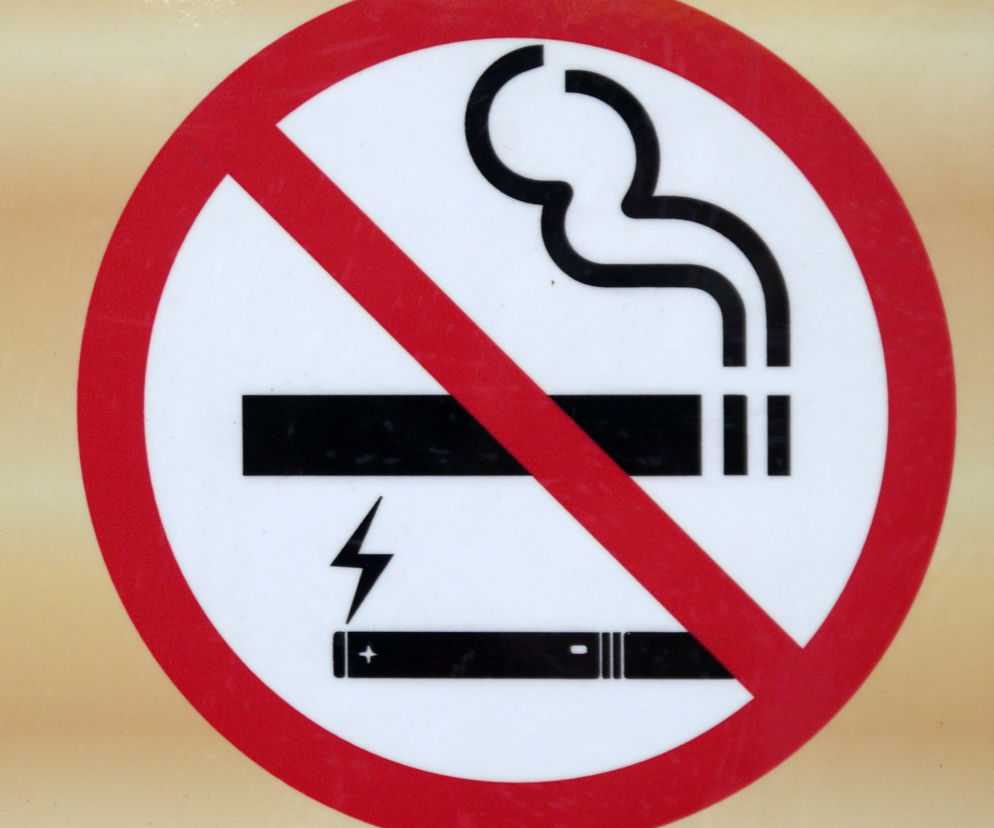 Znak zakazu palenia wyrobów tytoniowych i e-papierosów. O planowanej prohibicji nikotynowej przeczytasz na SE Superbiz.