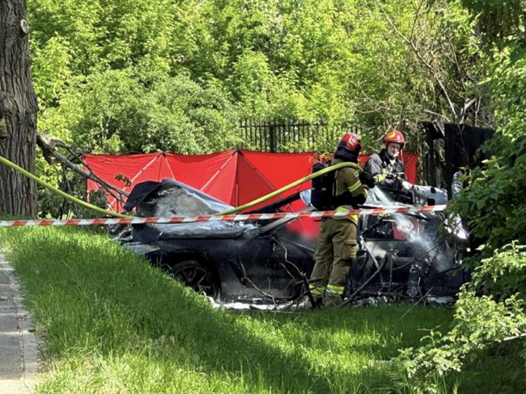 Drogowcy montują progi zwalniające na ul. Vogla. Rok temu rozpędzone BMW z trzema mężczyznami wbiło się tu w drzewo i spłonęło