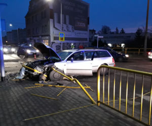 19-latek nie ustąpił pierwszeństwa i wjechał w auto! Ranna kobieta [ZDJĘCIA]
