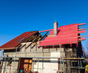 Rodzina z dwójką dzieci straciła dom. Odbudowują go sami