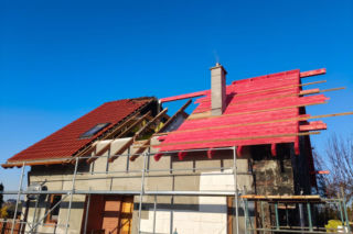 Rodzina z trójką dzieci straciła dom. Odbudowują go własnymi rękami z pomocą życzliwych osób. Potrzeba wszystkiego – pieniądze są na dalszym planie