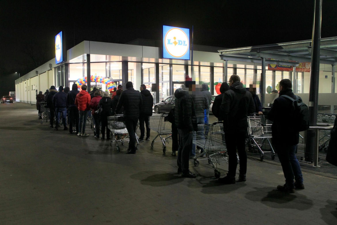 Tłum na otwarciu nowego Lidla w Warszawie