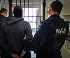 Turośń Kościelna: WTARGNĘLI na prywatną posesję. Awantura na podwórku. 5 osób zatrzymanych