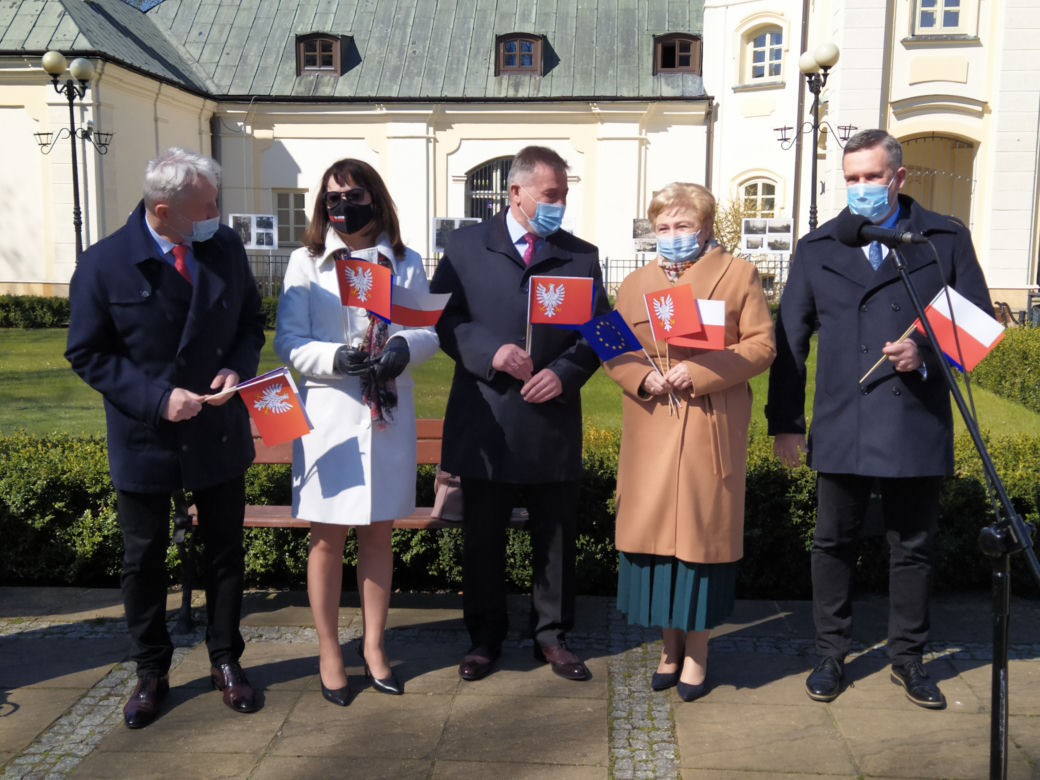 Zawieszenie flagi województwa mazowieckiego na Skwerze Kościuszki w Siedlcach - 28.04.2021