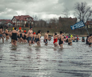 XIV Kąpiel dla odważnych. Morsy wykąpały się na Plaży Miejskiej w Ełku