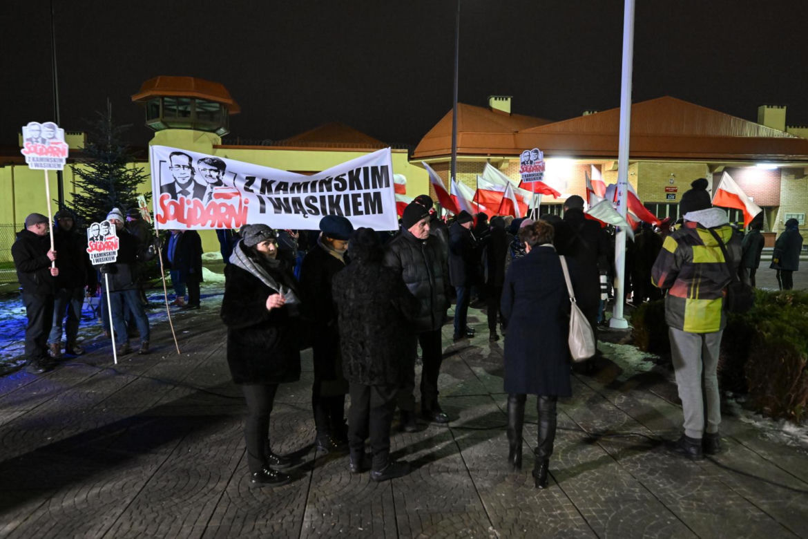 Manifestacje przed zakładami karnymi, w których przebywali Mariusz Kamiński i Maciej Wąsik