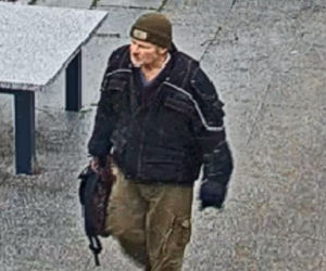 Damski bokser zaatakował kobietę w centrum Torunia. Policja prosi o pomoc