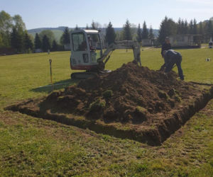 Buduje dom ze szklanych butelek. Słynny biznesmen z Jasła chce być eko!