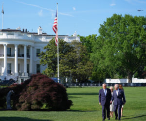 Król Karol i królowa Kamila u Trumpów. Melania dała im herbatę, a potem pokazała pasiekę w kształcie Białego Domu