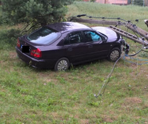Nietrzeźwa 21-latka uderzyła w słup energetyczny
