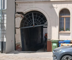 Fragment ściany kamienicy osunął się podczas remontu. Ewakuowano mieszkańców!