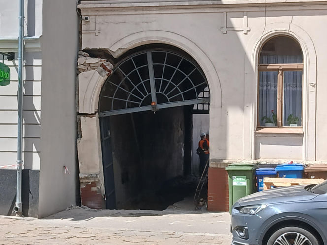 Fragment ściany kamienicy osunął się podczas remontu. Ewakuowano mieszkańców!