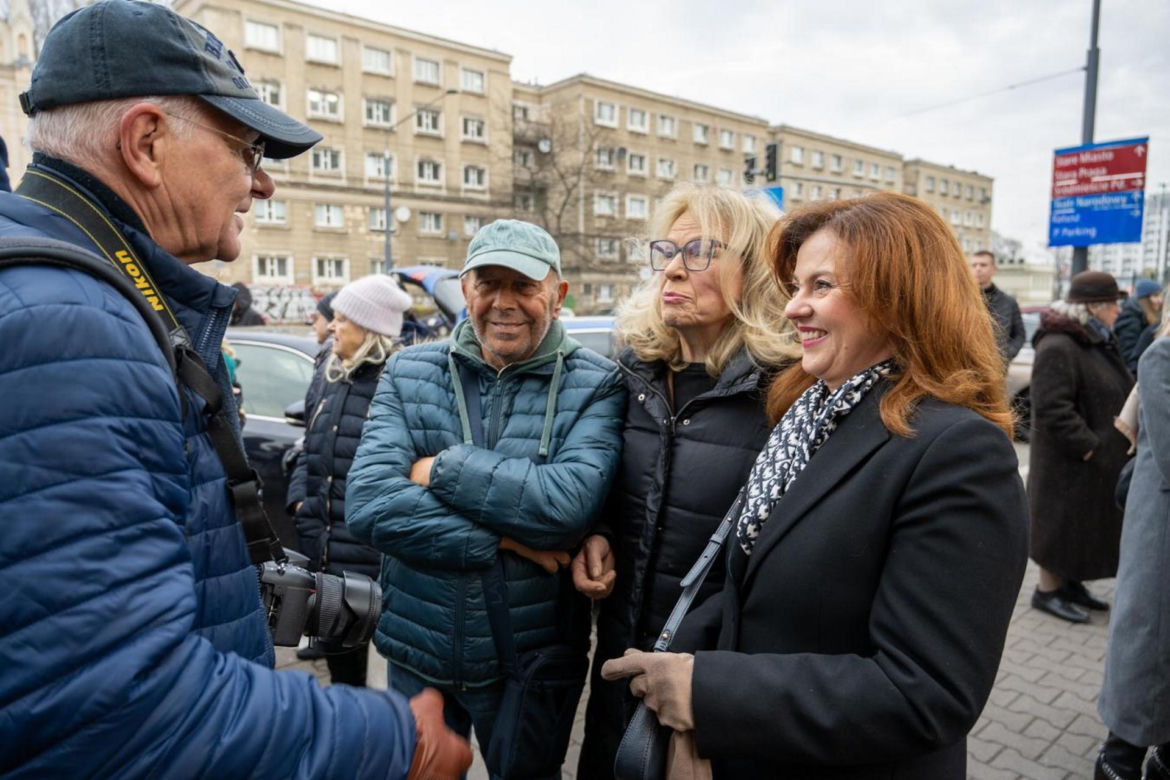 Emilian Kamiński spogląda na przechodniów. Tak uczcili wielkiego aktora