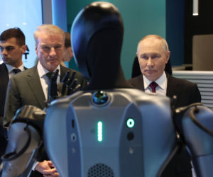 Robot podszedł do Putina! Nie zgadniesz, co zrobił potem