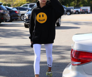 Hailey Bieber wychodzi z zajęć pilatesu