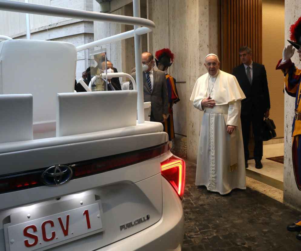 Papież Franciszek dostał wodorową Toyotę Mirai