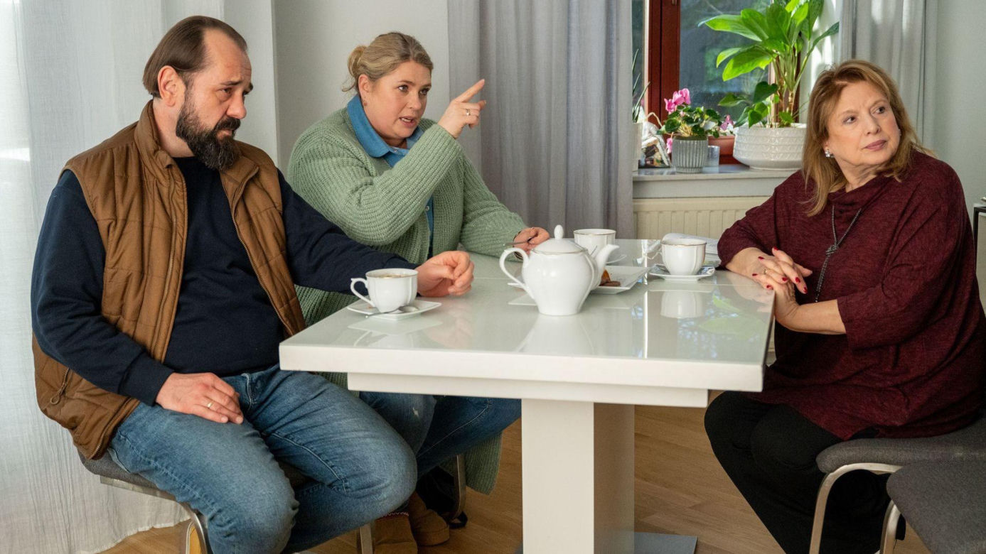 Barwy szczęścia odc. 3391. Elżbieta (Marzena Trybała), Aldona (Elżbieta Romanowska), Borys (Jakub Wieczorek)
