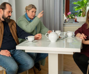 Barwy szczęścia odc. 3391. Elżbieta (Marzena Trybała), Aldona (Elżbieta Romanowska), Borys (Jakub Wieczorek)