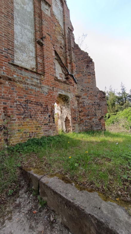 Ta malutka wieś powstała w XIV wieku. Skrywa ruiny gotyckiej świątyni