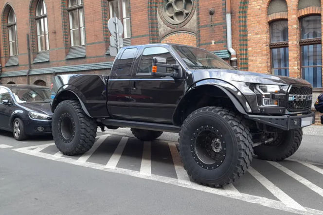 Ford Super Duty stanął na strefie wyłączonej z ruchu