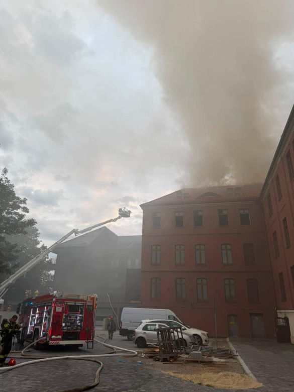 Gigantyczny pożar w centrum Chorzowa. Nad miastem unoszą się kłęby czarnego dymu
