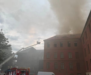 Gigantyczny pożar w centrum Chorzowa. Nad miastem unoszą się kłęby czarnego dymu