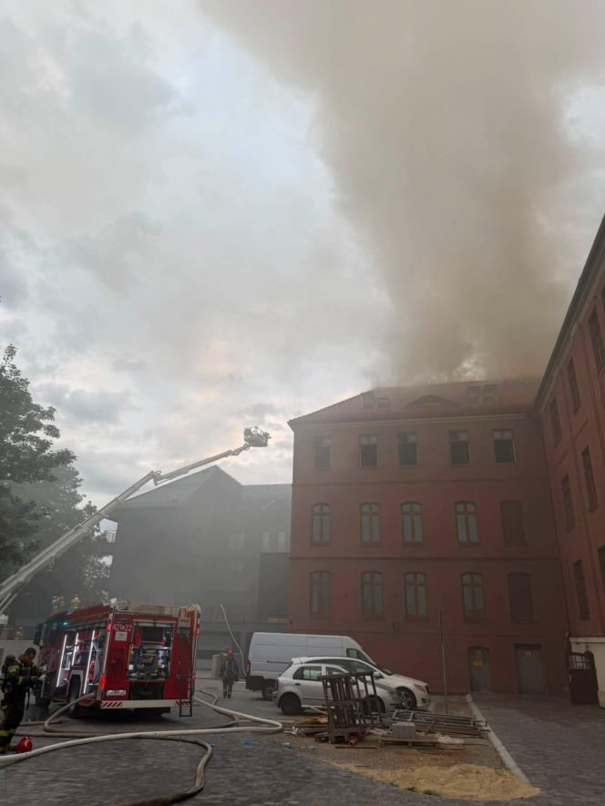 Gigantyczny pożar w centrum Chorzowa. Nad miastem unoszą się kłęby czarnego dymu