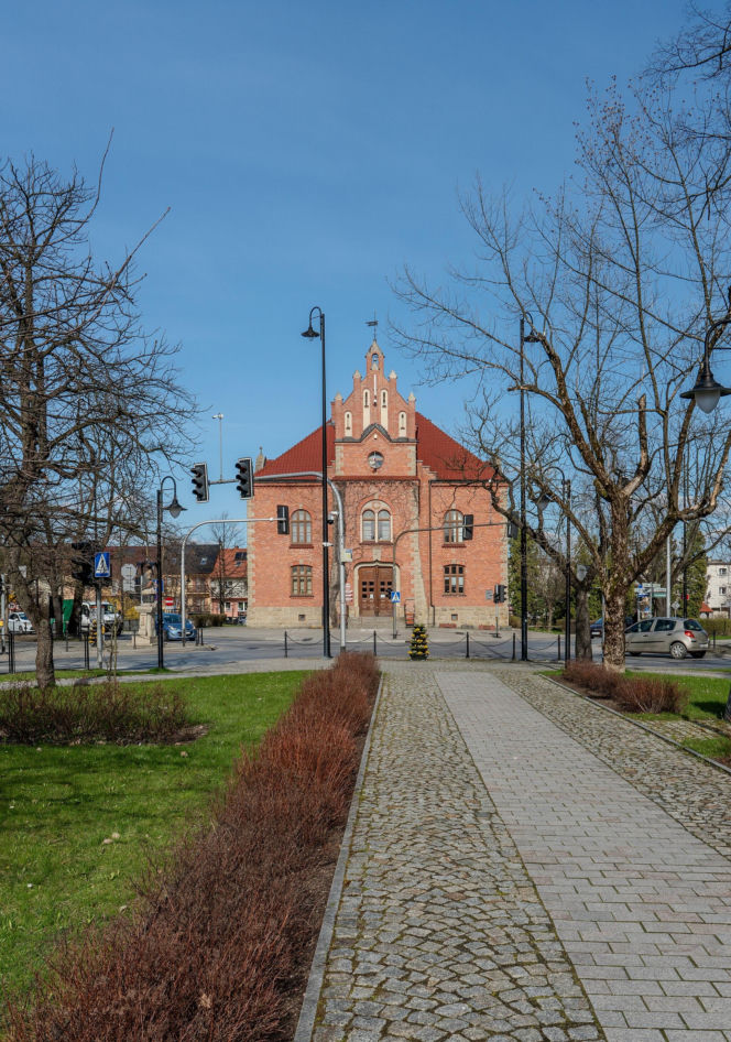 To miasto ma jeden z najpiękniejszych ratuszy w Małopolsce. Jego mieszkańcy od wieków są znani z wielkiej pobożności