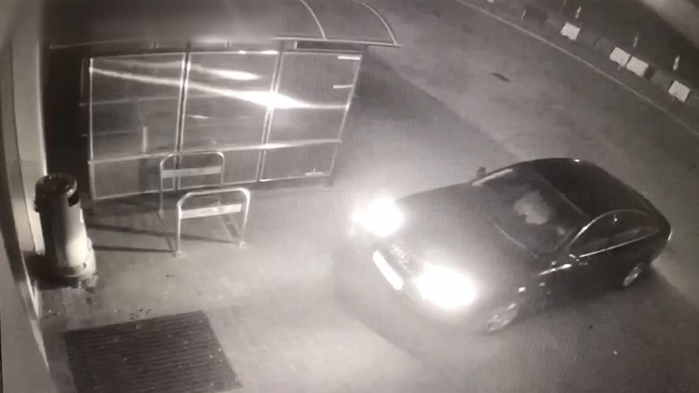 Pod osłoną nocy wjechał w drzwi sklepu i ukradł alkohol