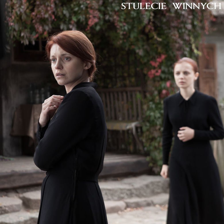 Stulecie Winnych 2 sezon odcinek 26. Mania (Karolina Bacia), Ania (Weronika Humaj)