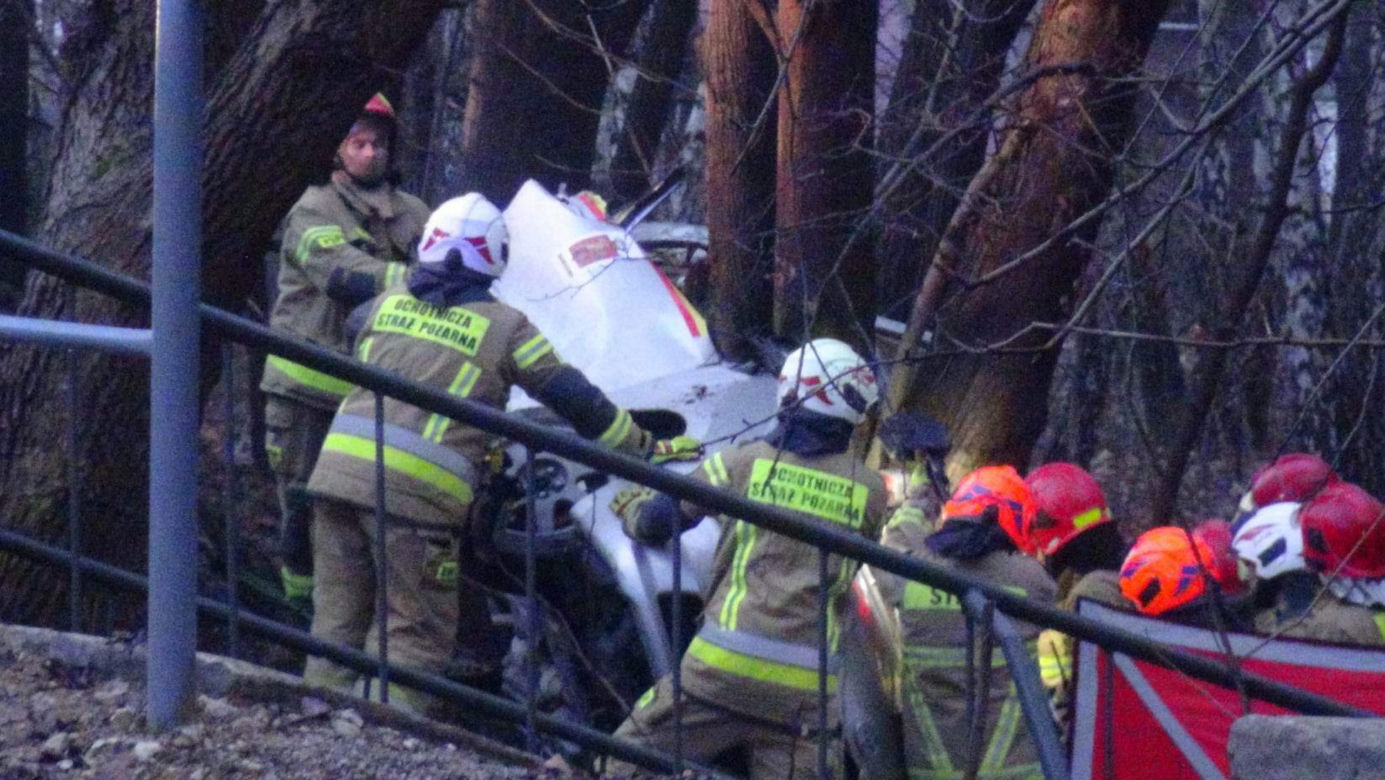 Koszmarny wypadek pod Warszawą. Taksówka owinęła się o drzewo. Kierowca cudem uszedł z życiem!