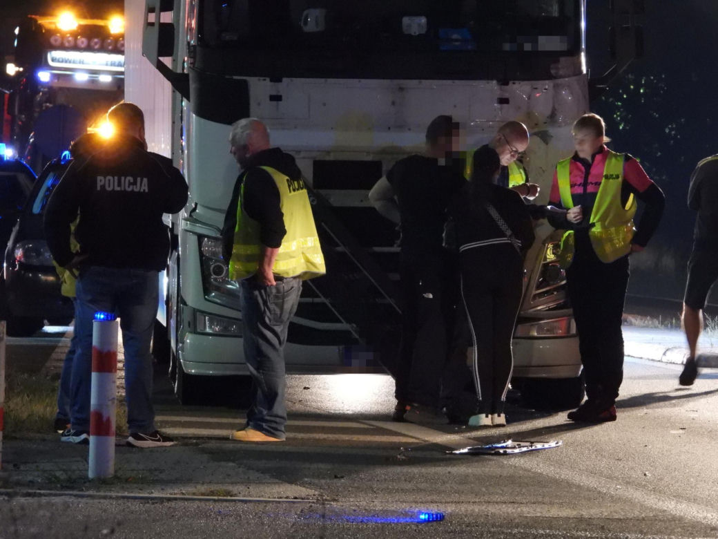 Błonie. Wjechali hulajnogą elektryczną prosto pod tira. Nie mieli szans, zaginęli na miejscu