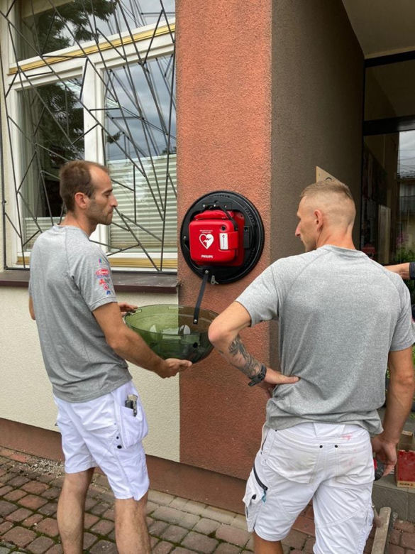 Pierwszy przenośny defibrylator w mieście. Zamontowano go na ścianie LO w Starym Sączu 