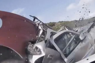 Ciężarówka zmiażdżyła auta stojące w korku. Paskudny wypadek został nagrany - WIDEO
