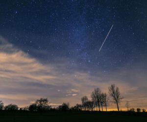 Niecodzienny spektakl na zimowym niebie. Większe fragmenty mogą spaść na ziemię