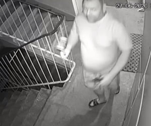 Groza na Górnej w Łodzi! WALIŁ MŁOTKIEM w drzwi mieszkania aż je rozwalił. Kojarzycie mężczyznę ze zdjęć?